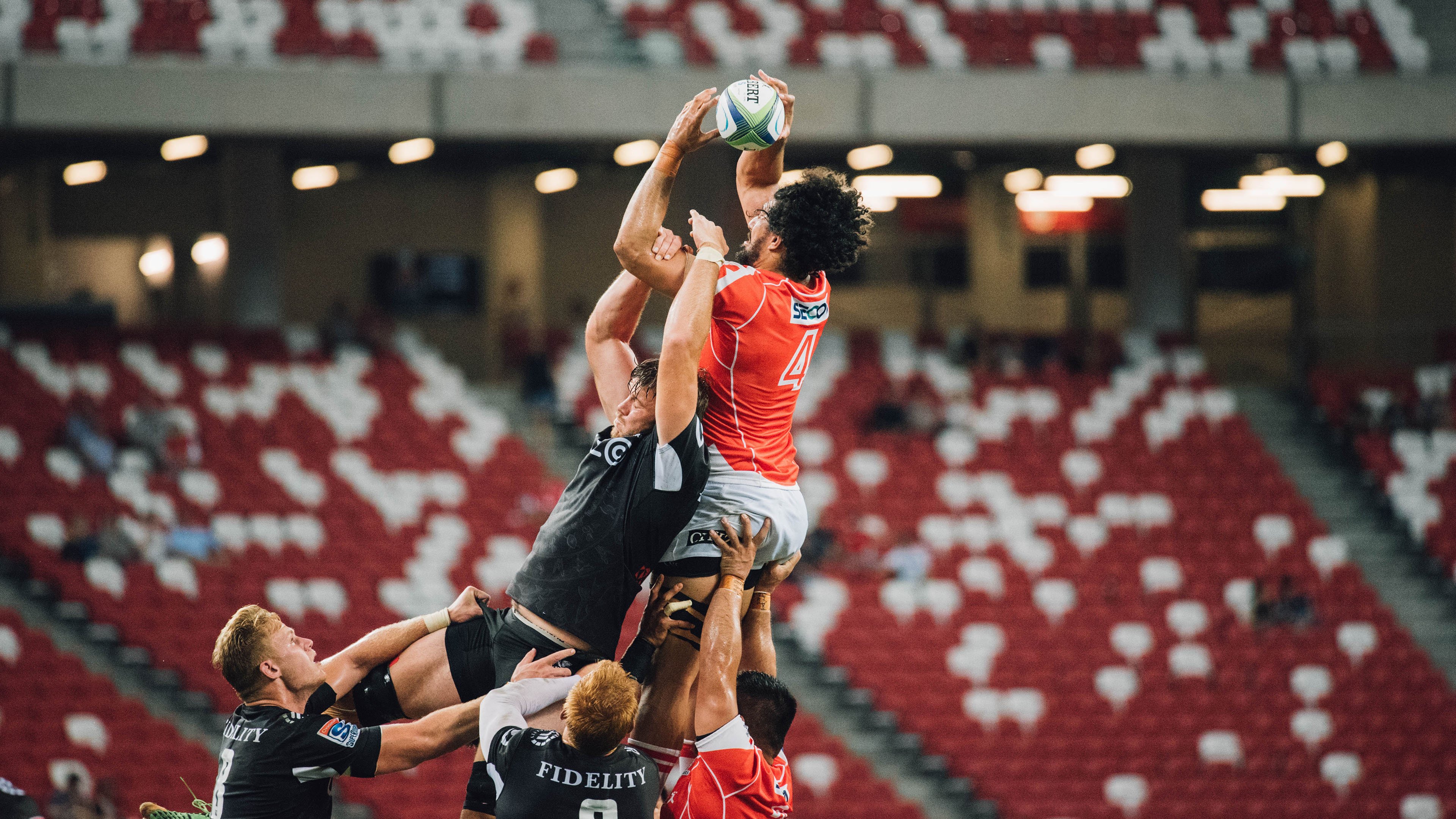 中锋与边锋配合默契,战术执行精准,边锋是中场还是前锋